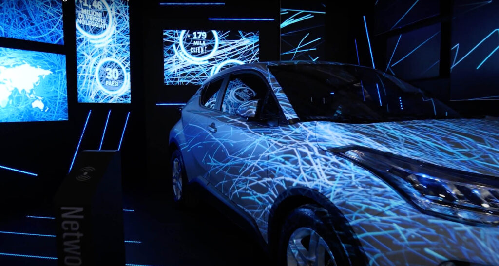 Arval - stand immersivo per fiera Autopromotec, auto toyota immersa in proiezioni Led