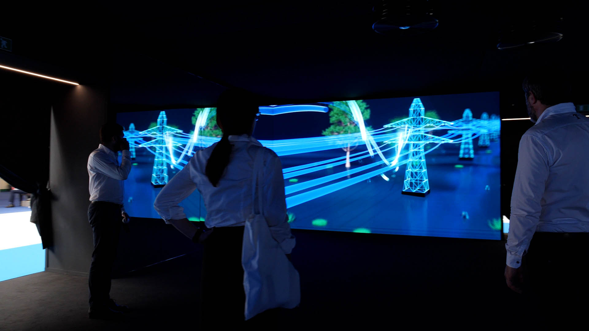 Persone di fronte a ledwall immersivo a fiera autopromotech