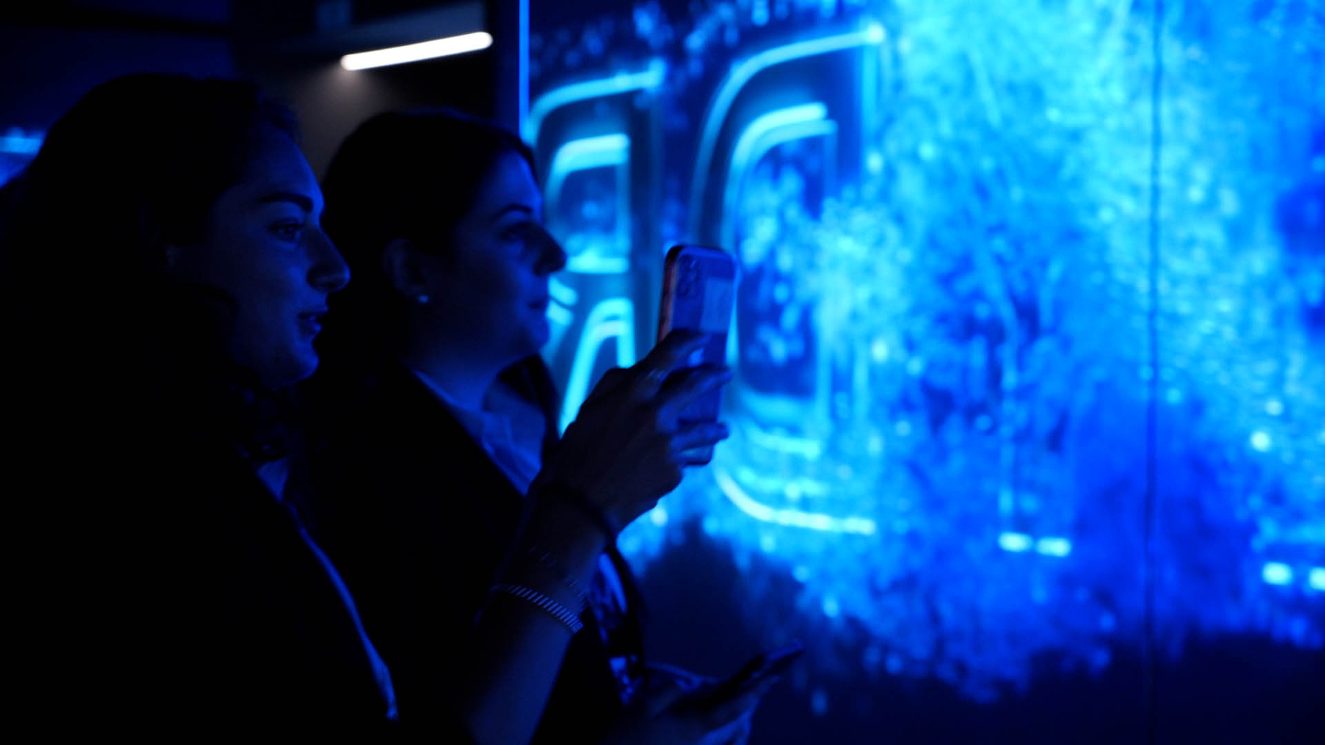 Persone di fronte a ledwall immersivo a fiera autopromotech